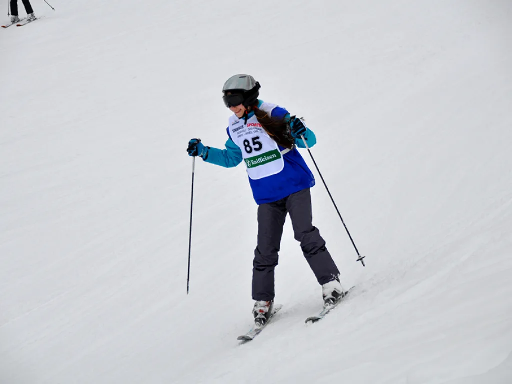 Skifahrerin mit Startnummer 85 in der Kurve.